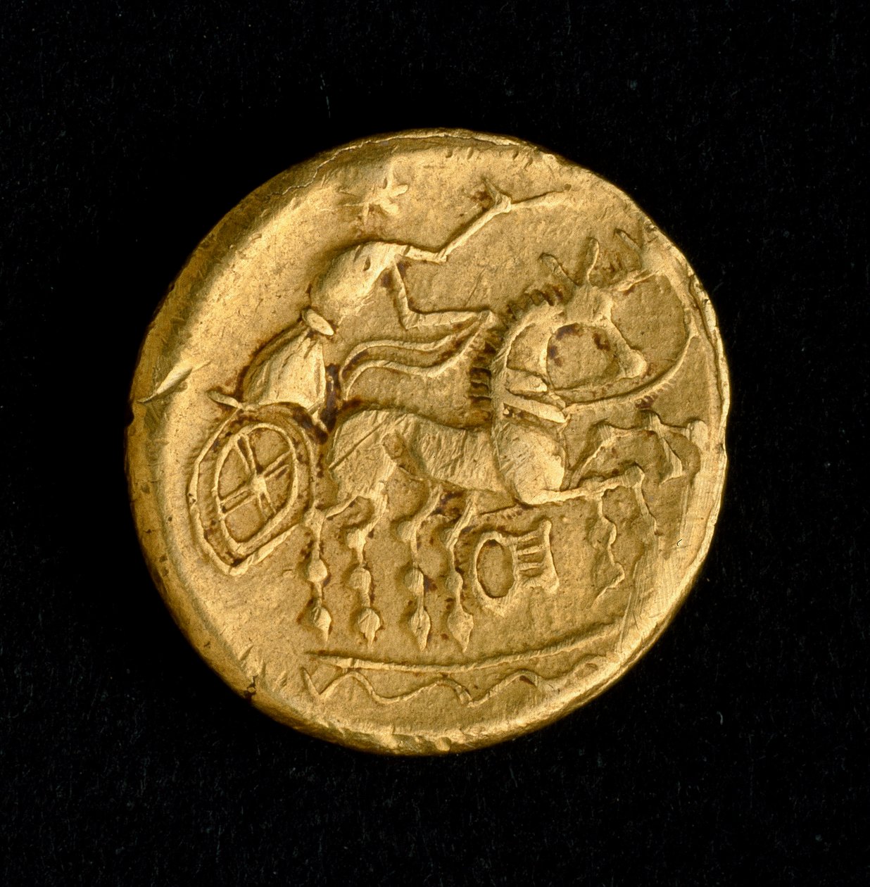 Keltisk kunst: statere of Sequani, gullmynt - Representasjon av en mann som kjører en tank (?), 3.-2. århundre f.Kr. - Paris, B.N. - Keltisk kunst: mann som kjører vogn - Gullmynt, stater av Sequani, 3d-2d århundre f.Kr. - Nasjonalbiblioteket, Paris (Frank av Celtic