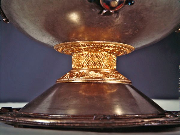 Ardagh Chalice, Reerasta, County Limerick (sølv med sølvforgylling, emalje, messing og bronse) (detalj av 228699) av Celtic