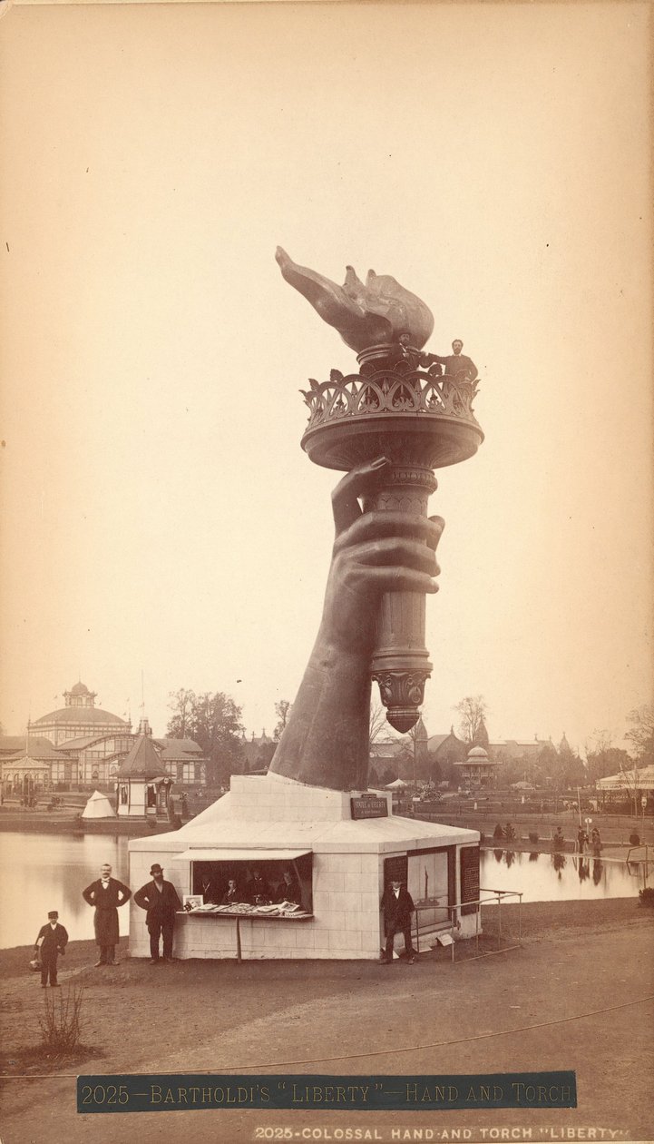 Bartholdis "Liberty" - Hand and Torch, Centennial Exhibition, Philadelphia av Centennial Photographic Co.
