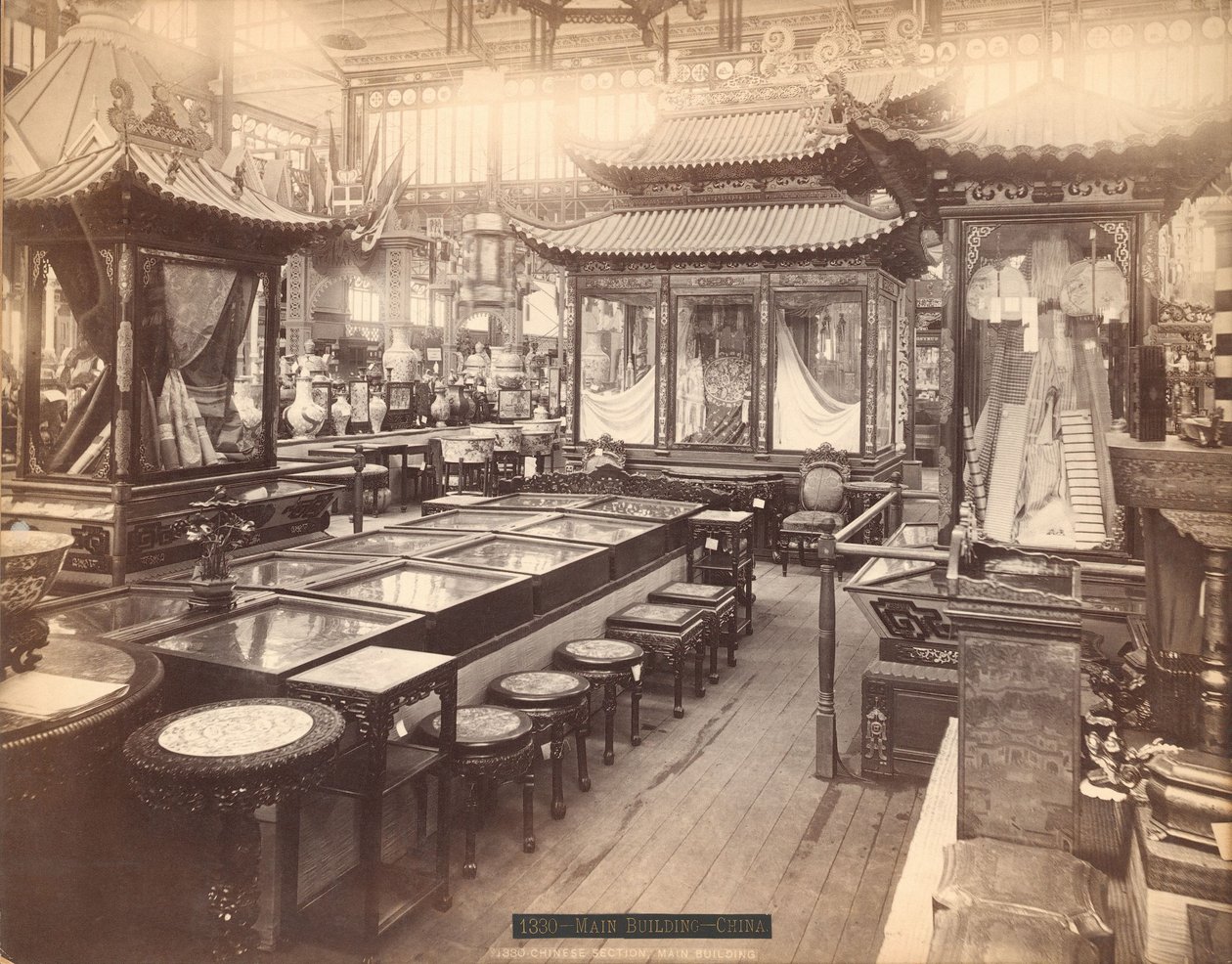 Kinesisk seksjon - Hovedbygningen, Philadelphia Centennial Exposition av Centennial Photographic Co.