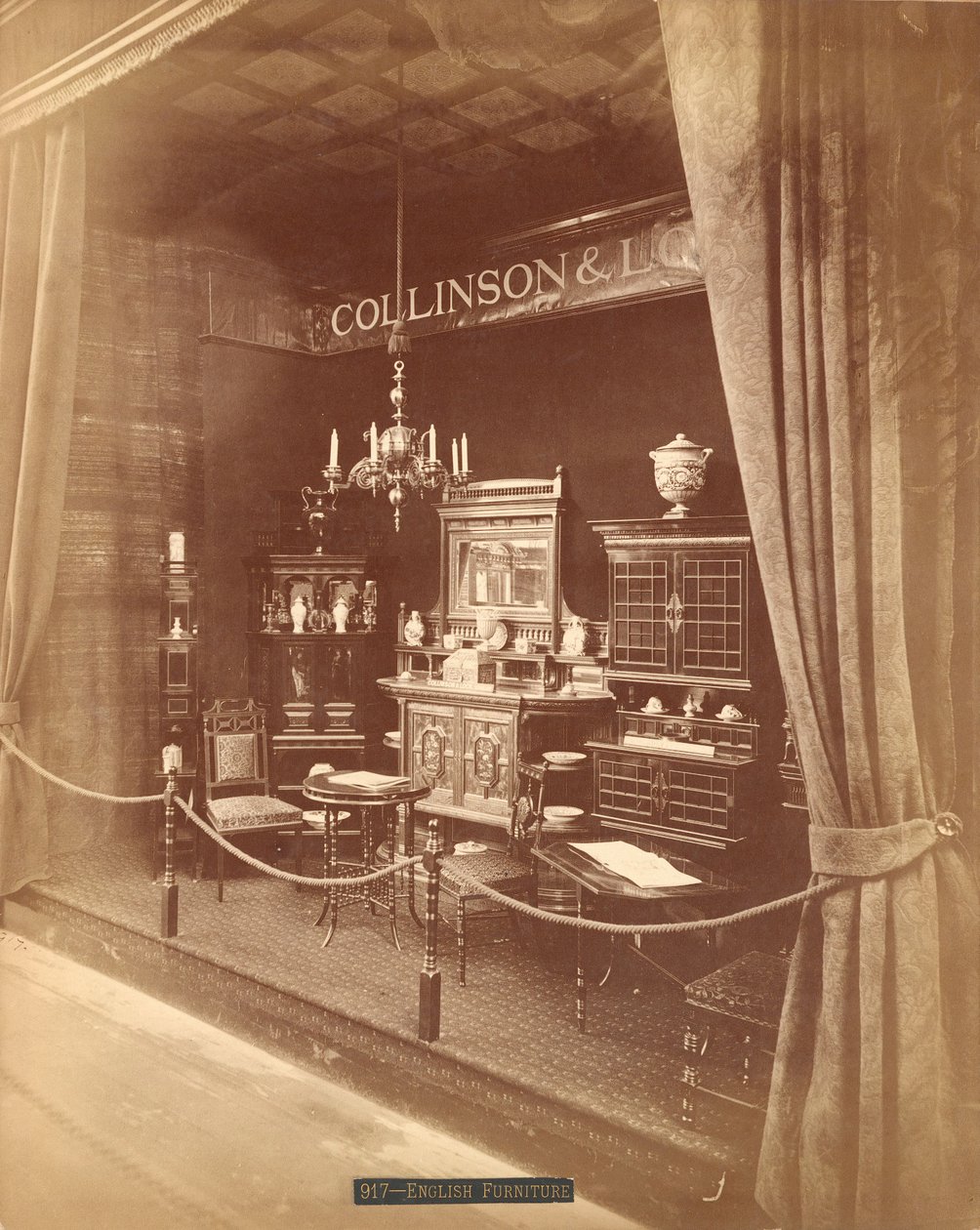 Collinson & Locks møbelutstilling (sølvalbumintrykk) av Centennial Photographic Co.