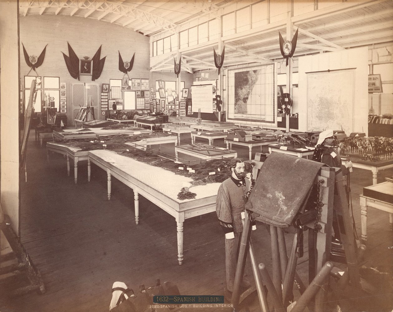 Interiør i den spanske regjeringsbygningen, i den spanske delen av Centennial Exposition av Centennial Photographic Co.