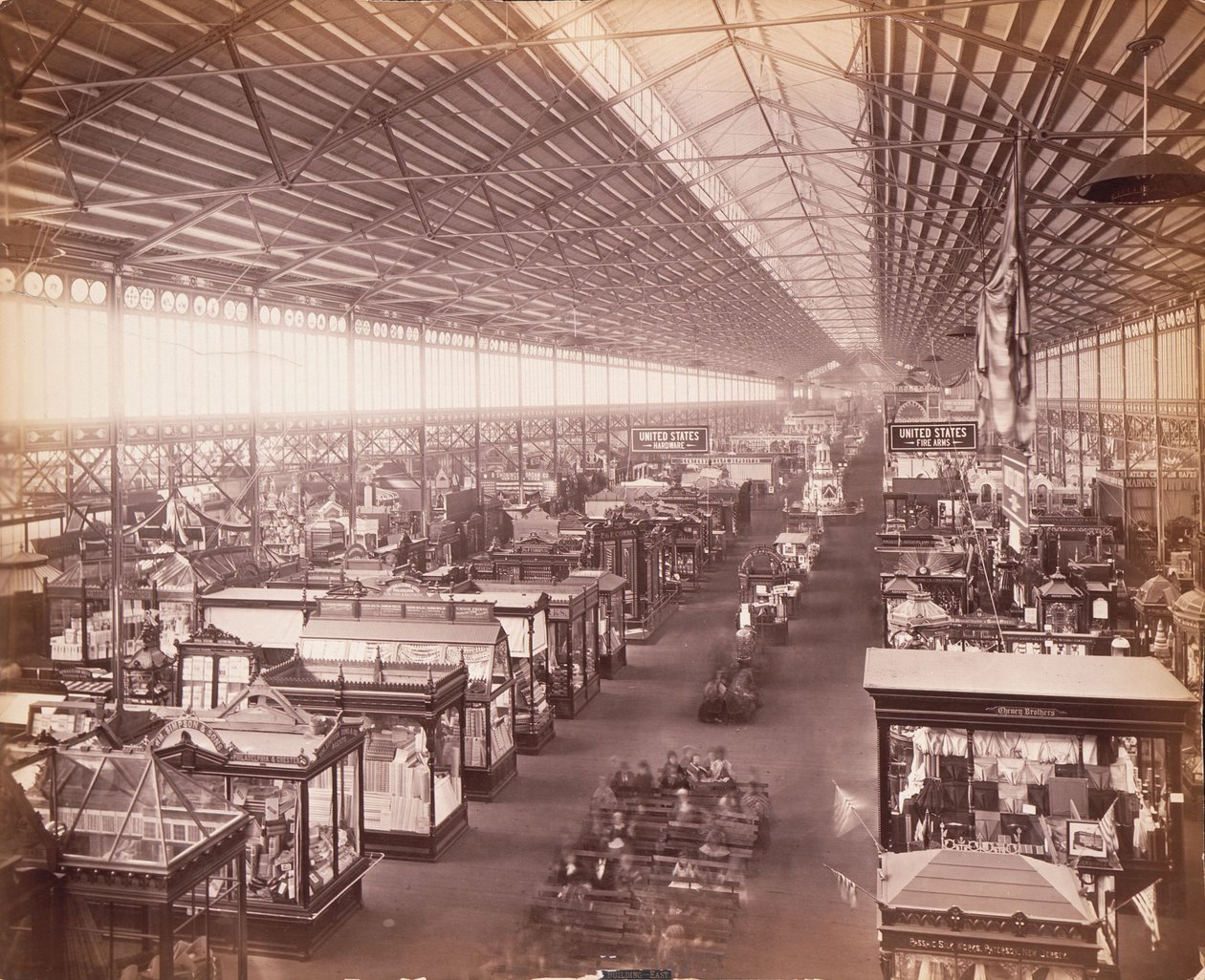 Hovedbygningen, fra østgalleriet, Centennial Exhibition, Philadelphia av Centennial Photographic Co.