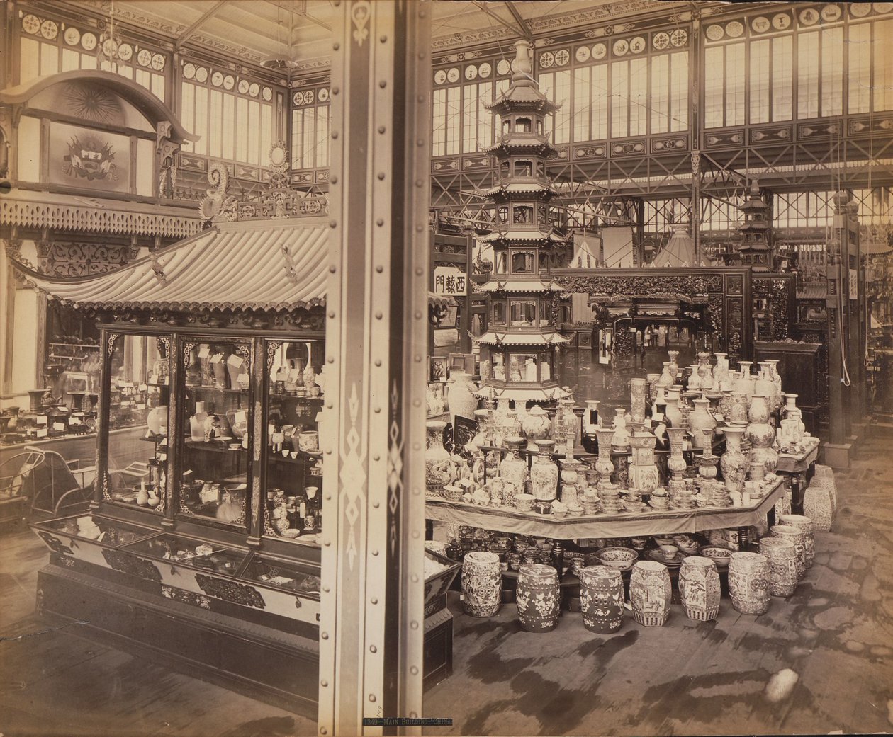 Utsikt over den kinesiske domstolen, hovedbygningen, Centennial Exhibition, Philadelphia av Centennial Photographic Co.