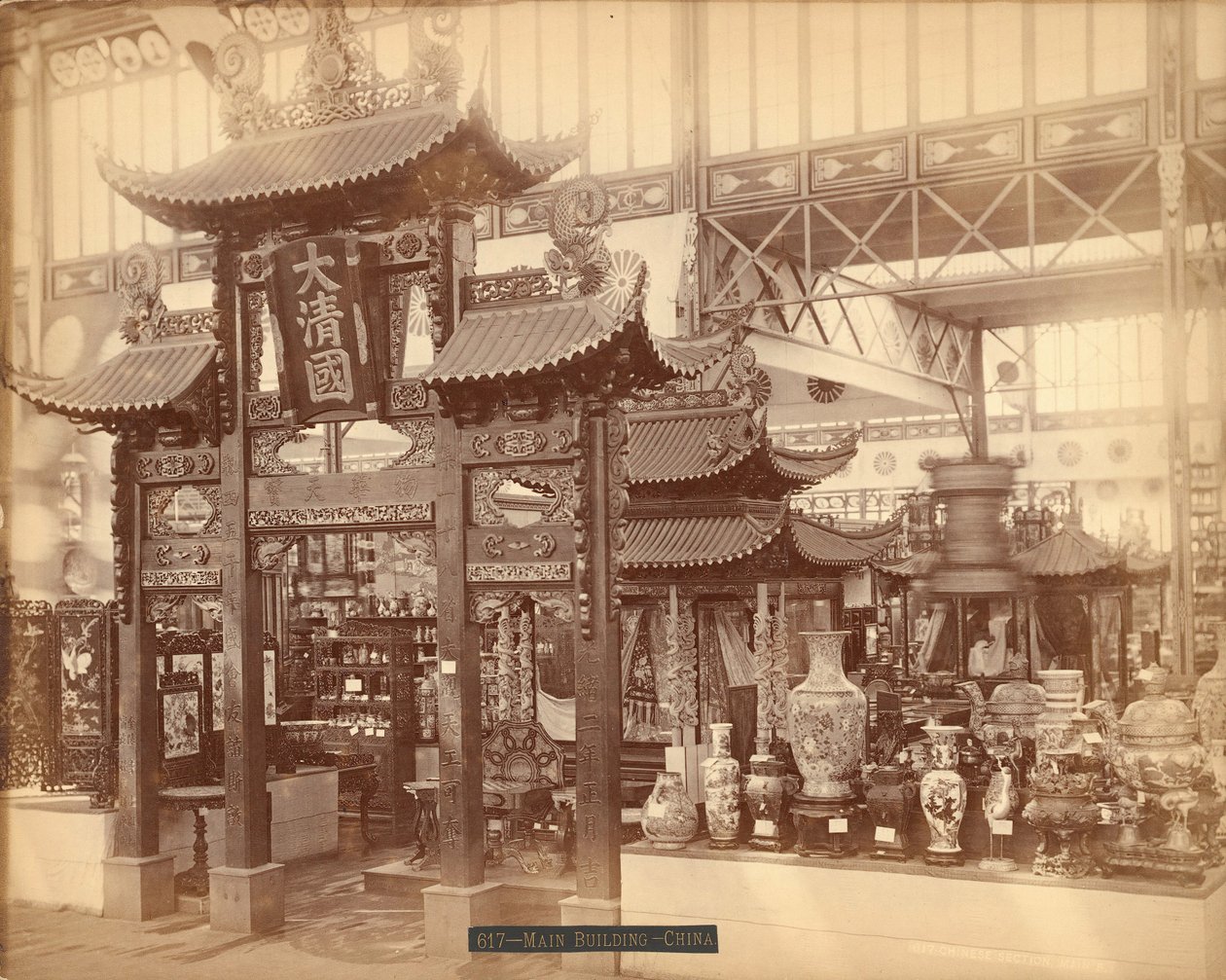 Utsikt over den kinesiske domstolen, hovedbygningen, Centennial Exhibition, Philadelphia av Centennial Photographic Co.