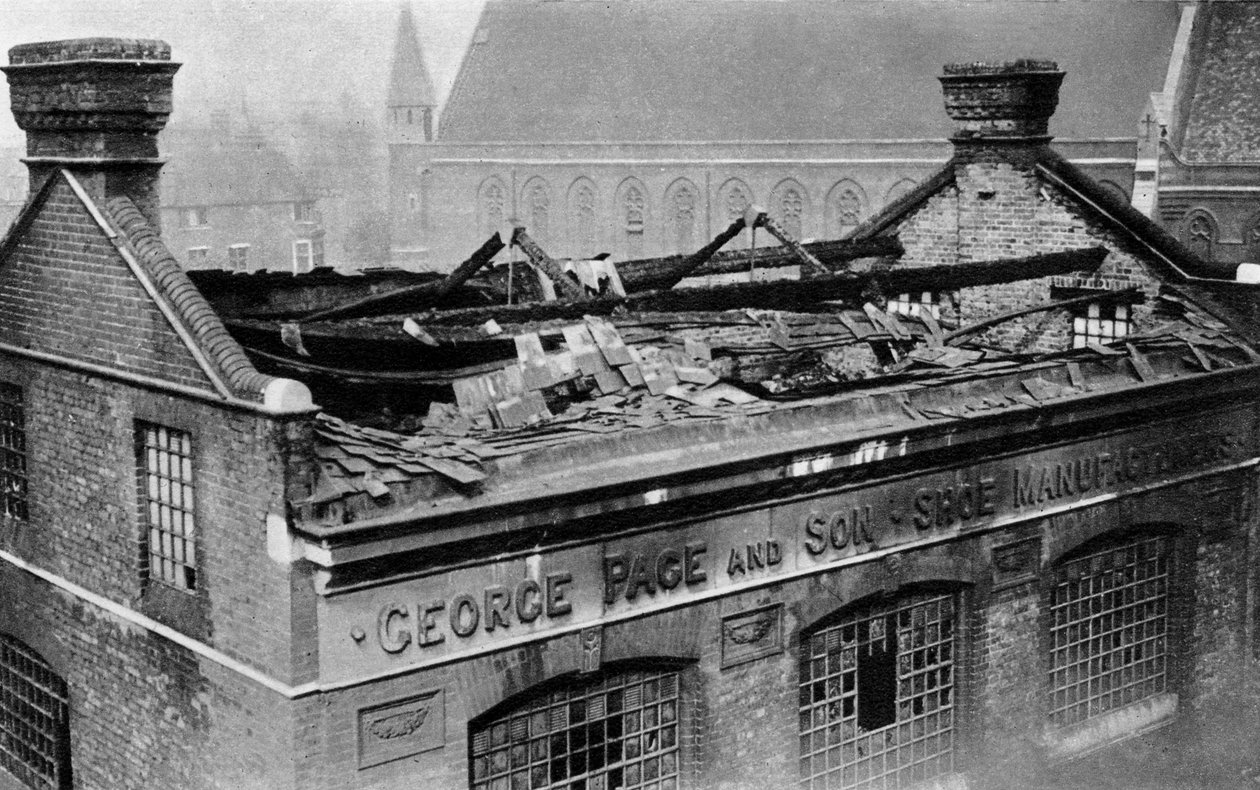 Skade gjort i det første bombeangrepet på London, 1915 1937 av Central Press