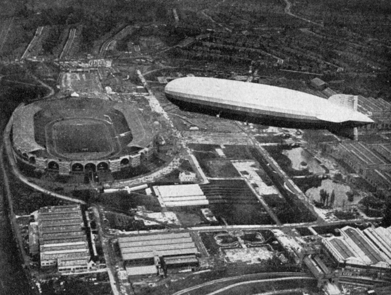 Det tyske luftskipet Graf Zeppelin flyr over Wembley under FA-cupfinalen, London, 1930. av Central Press