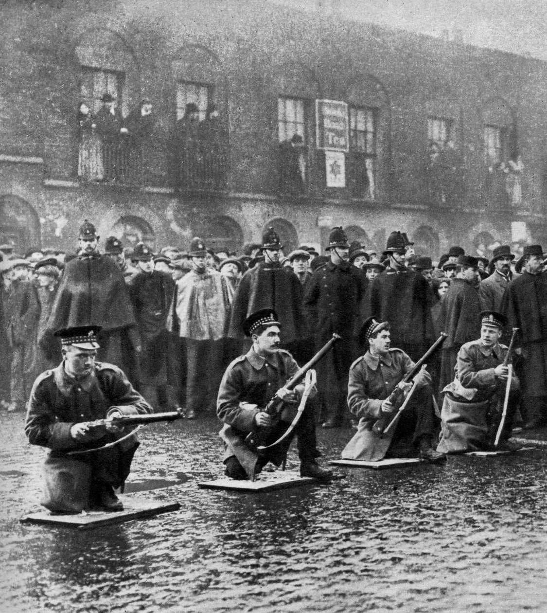 Standoff på Sidney Street, Stepney, London, 3. januar 1911 1937. av Central Press