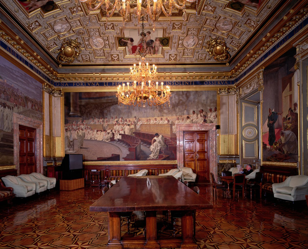 Sala Maccari Maccari-rommet rikt dekorert med forgylt stukkatur og scener fra romersk historie, detalj av panel som viser et romersk senat, foto fra 1882-88 av Cesare Maccari