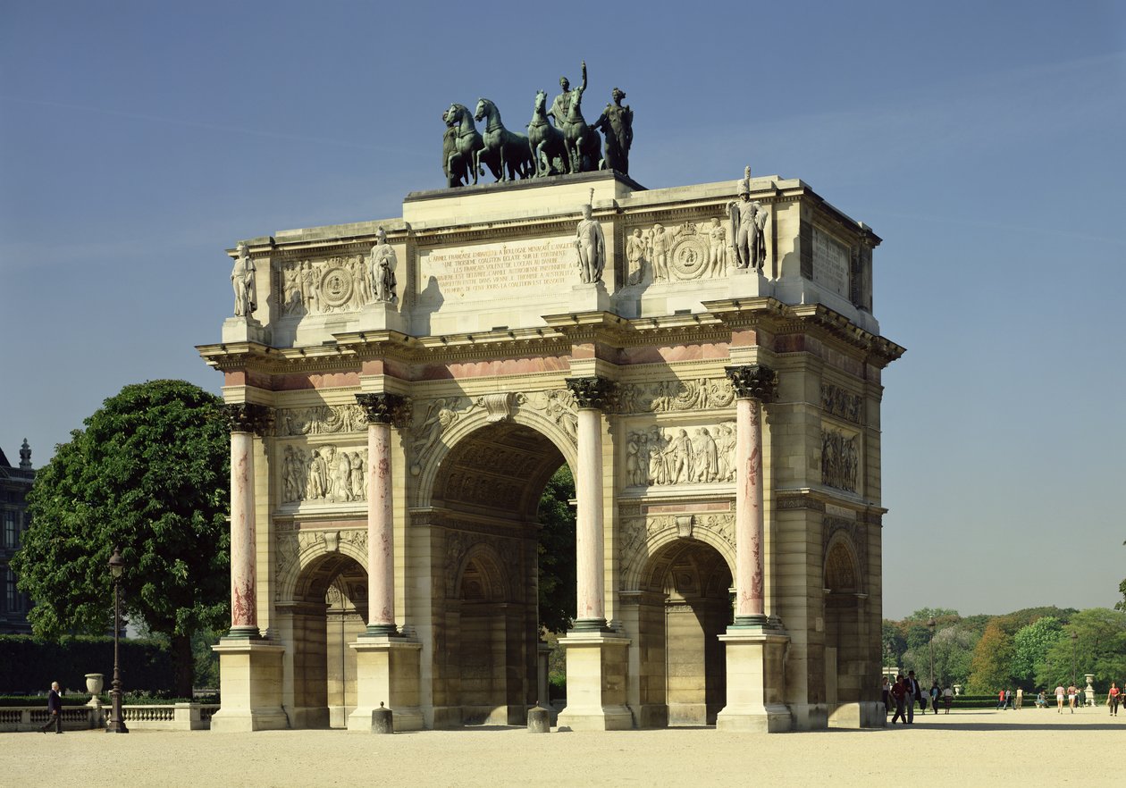 Utsikt over Arc de Triomphe du Carrousel, bygget 1806-08 av Charles Percier