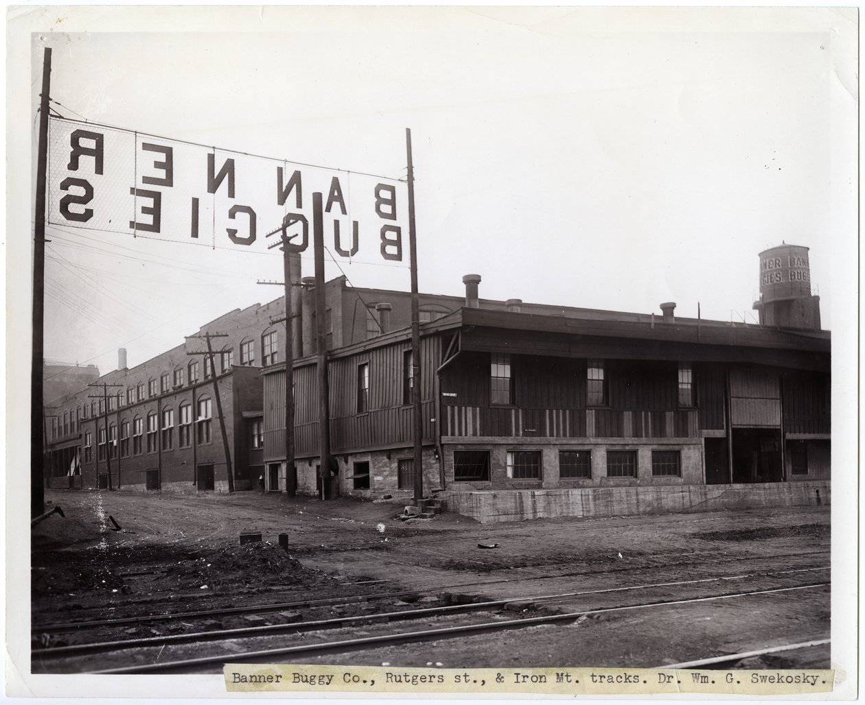 Banner Buggy Company av Charles Clement Holt