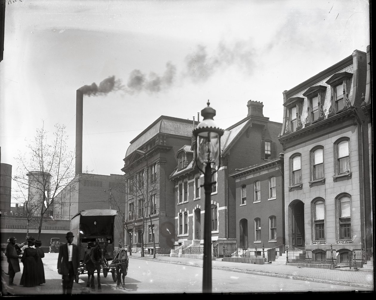 Lawton Street ser vest til Beaumont. Polar Wave Ice and Fuel Company, Beaumont Medical College, og hjemmet til doktor Gustavus H. E. Baumgarten i bakgrunnen av Charles Clement Holt