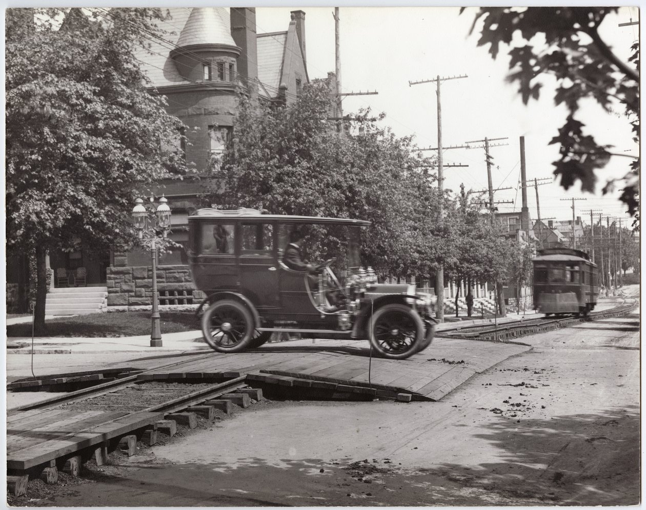 Packard -limousin som krysser sporvognsporene ved Lindell Boulevard og Boyle Avenue av Charles Clement Holt