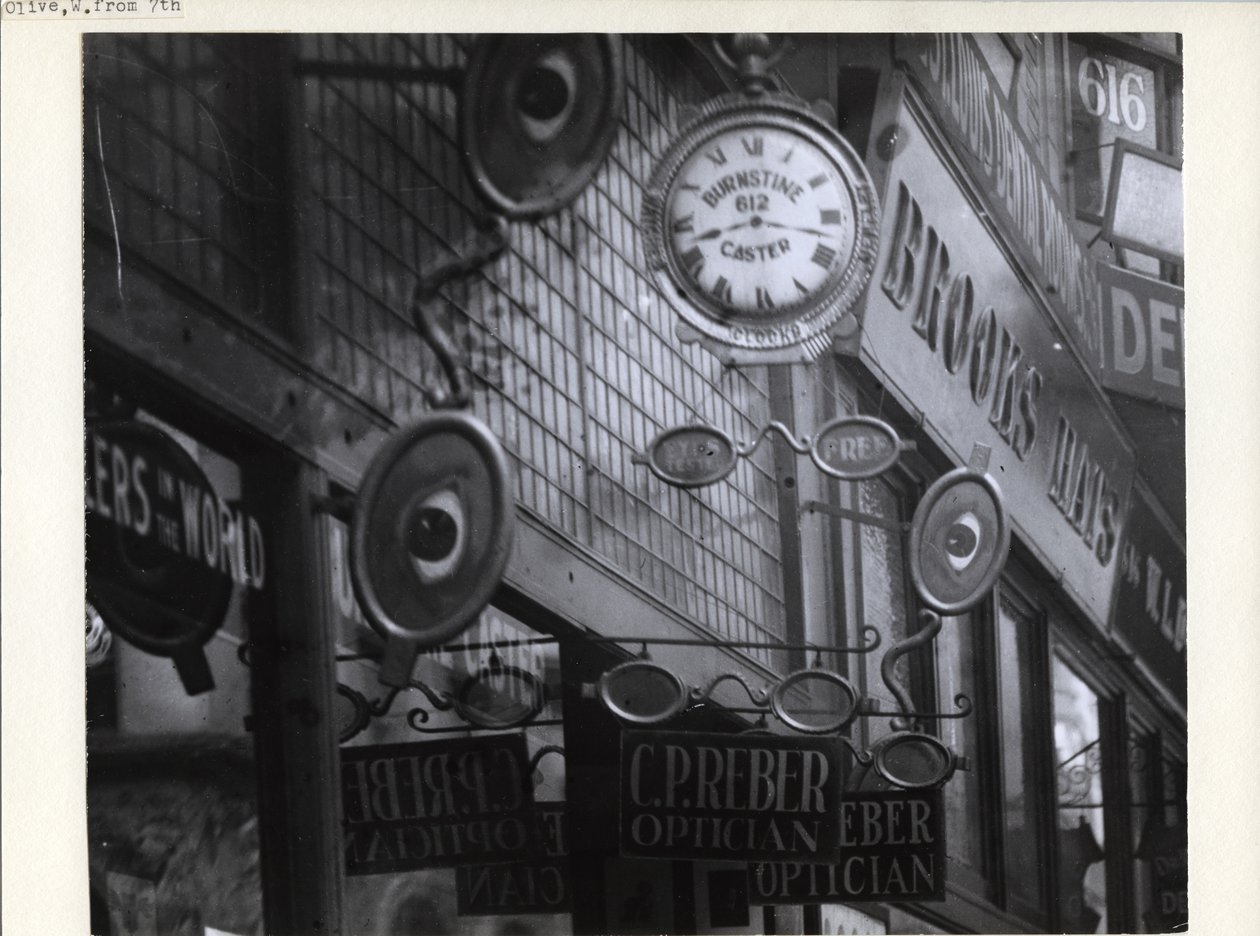 Skilt for C.P. Reber Optiker, Burnstine Caster Clocks og Brooks Hats langs sine 612-614 Olive Street-butikkfronter av Charles Clement Holt