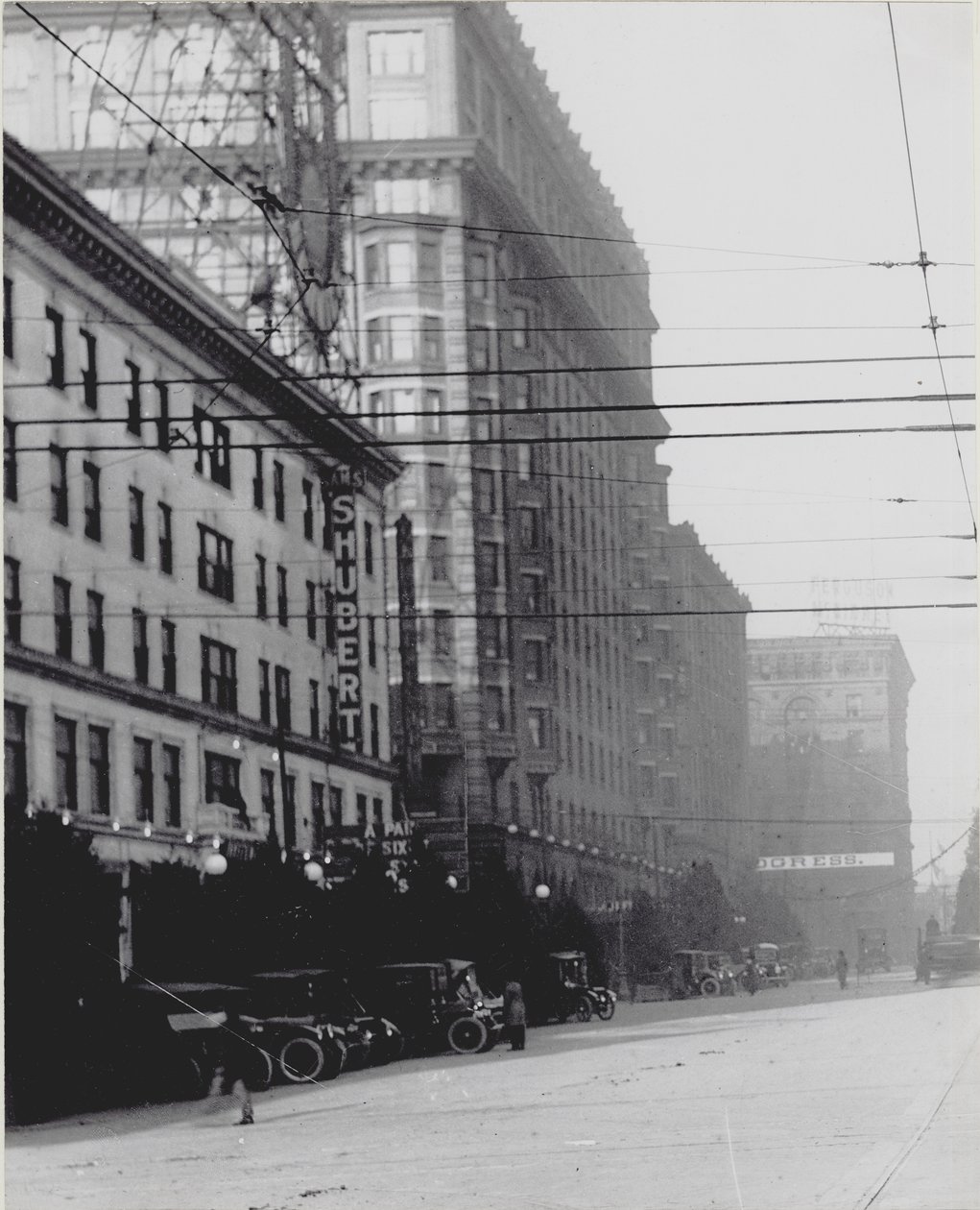 Vertikalt, svart -hvitt fotografi som ser nordover på Twelfth Street av Charles Clement Holt