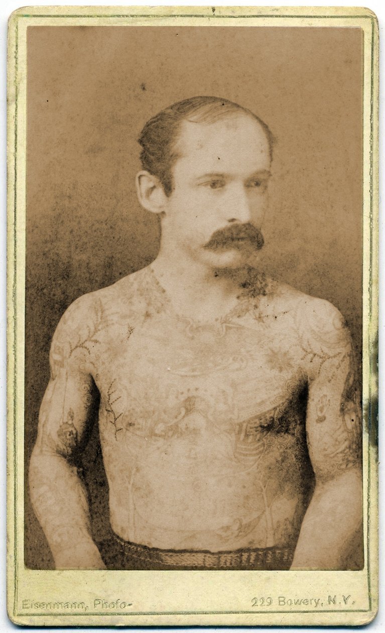 Skapkort av en tatovert mann, ca. 1899 av Charles Eisenmann
