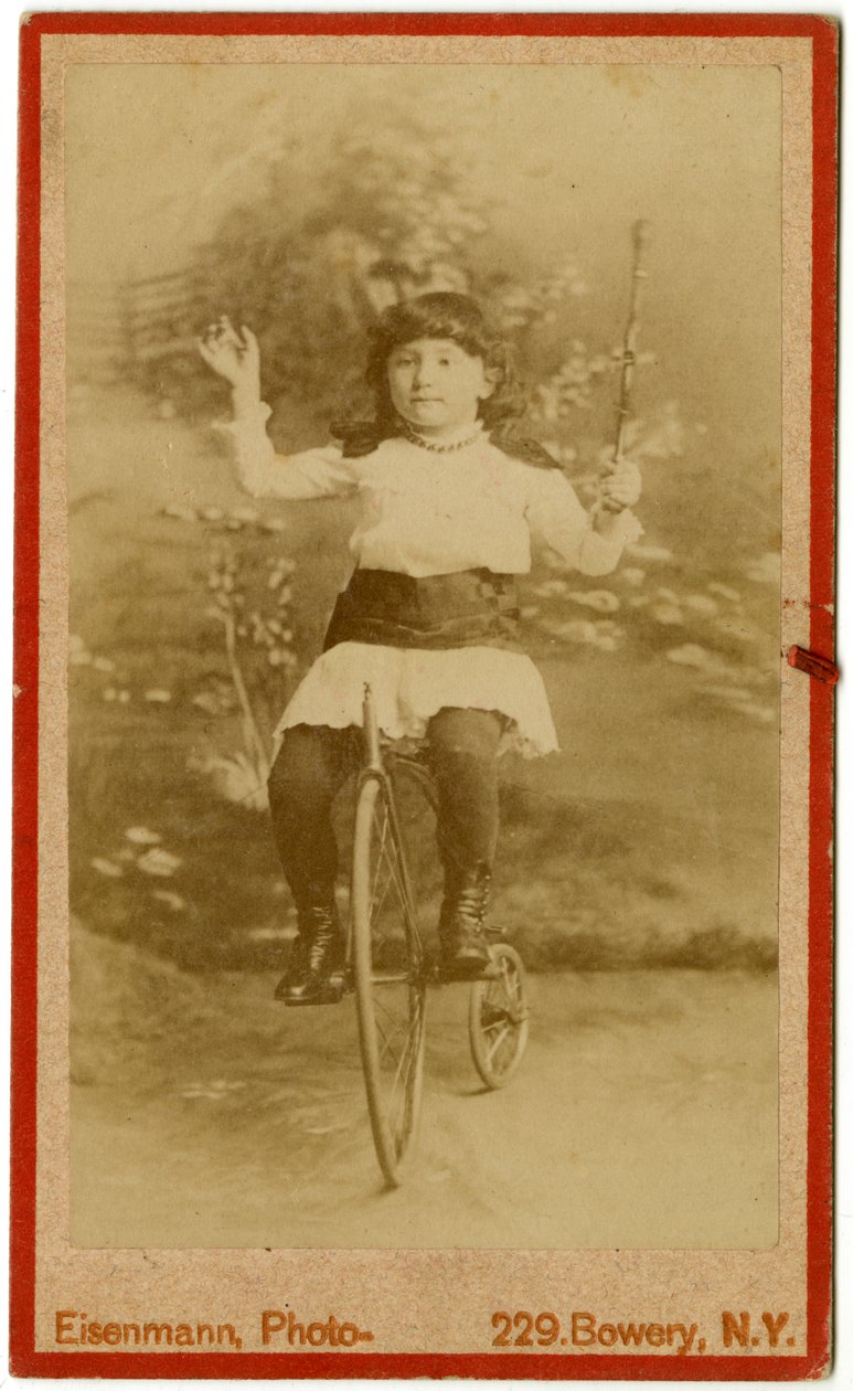 Studioportrett av en jente på en trehjulssykkel, ca. 1880-tallet av Charles Eisenmann