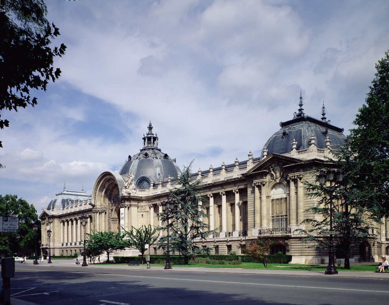 Utsikt over fasaden til Petit-Palais, bygget i 1900 (se også 208662) av Charles Louis Girault