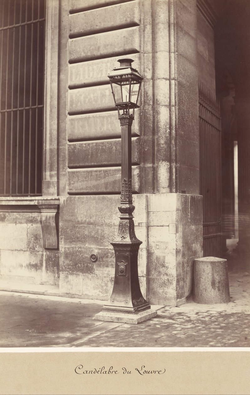 (Louvre kandelaber) av Charles Marville