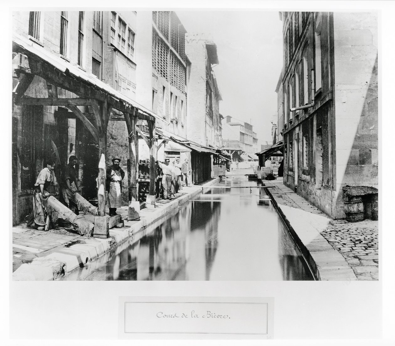 Kurs for Bievre i Paris med garverier, 1858-78 av Charles Marville