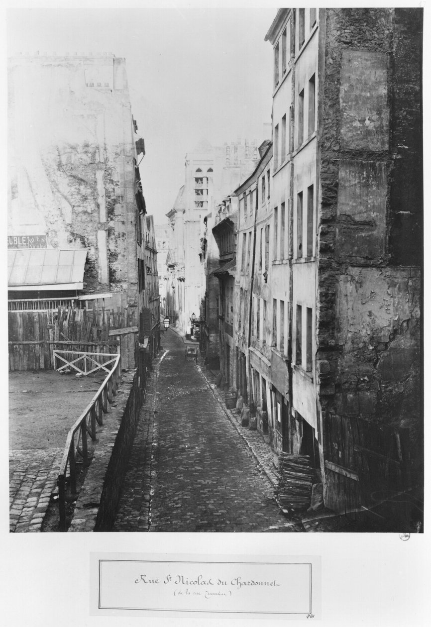 Rue Saint-Nicolas-du-Chardonnet, fra gaten Traversine, Paris, 1858-78 av Charles Marville