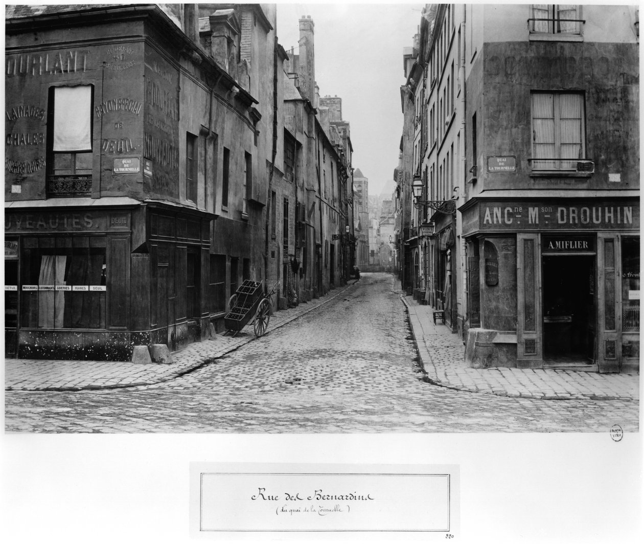Rue des Bernardins fra Quai de La Tournelle, Paris mellom 1858-78 av Charles Marville