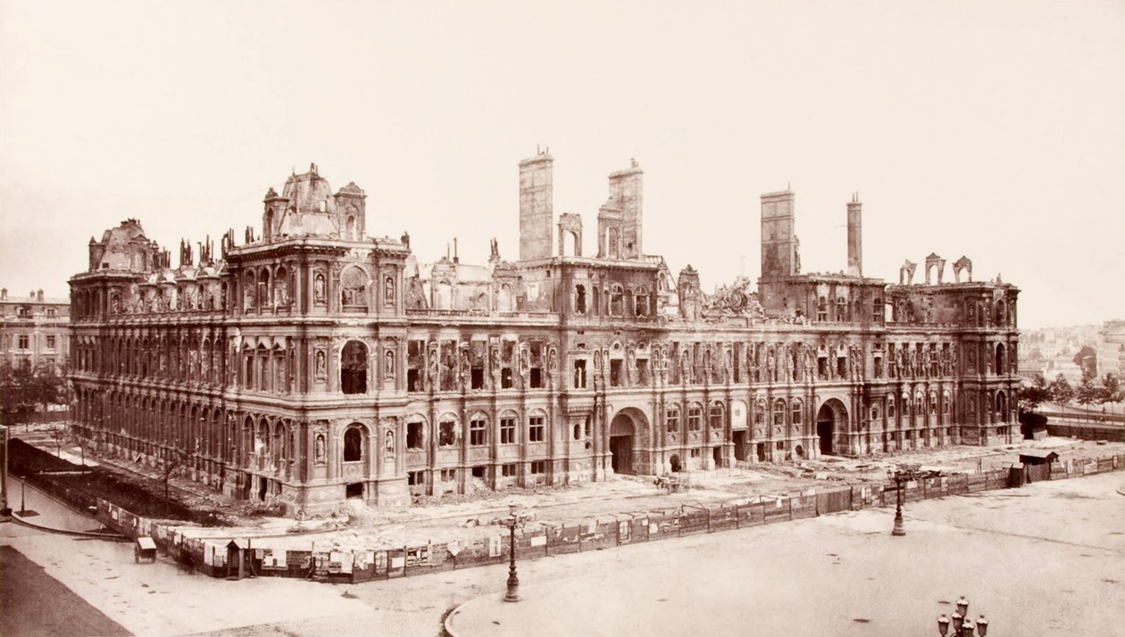 Delstaten Hôtel de Ville i Paris etter at brannen led under opprørene i Comuna av Charles Marville