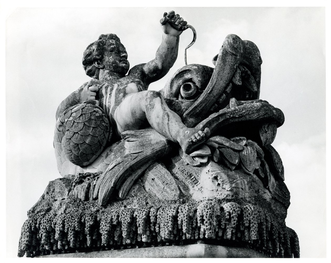 Perseus og Andromeda-fontenen, 1858 (detalj) (bw-bilde) av Charles Raymond Smith