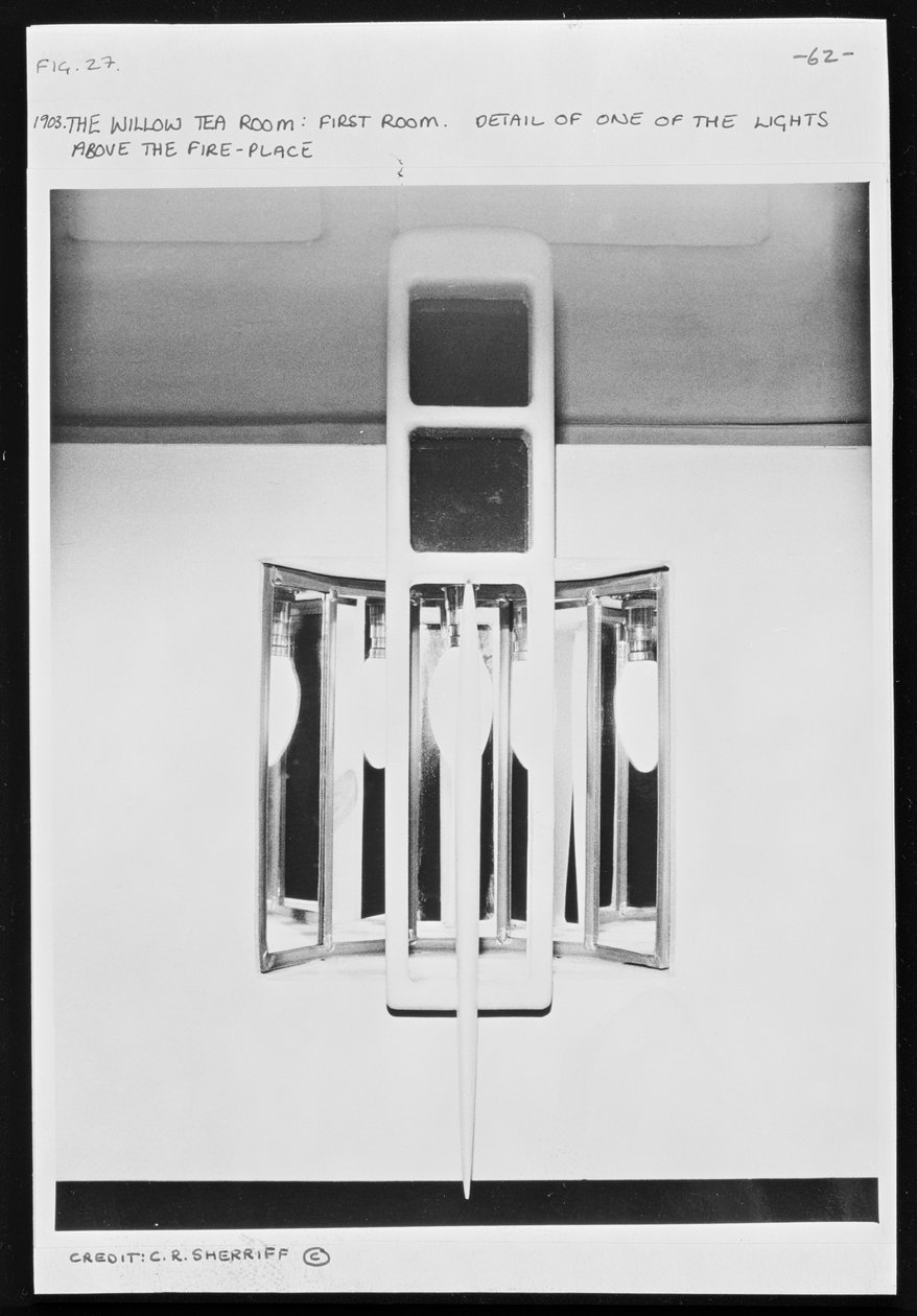 Lysarmatur over peisen i Willow Tea Room, Glasgow (rekonstruksjon) av Charles Rennie Mackintosh