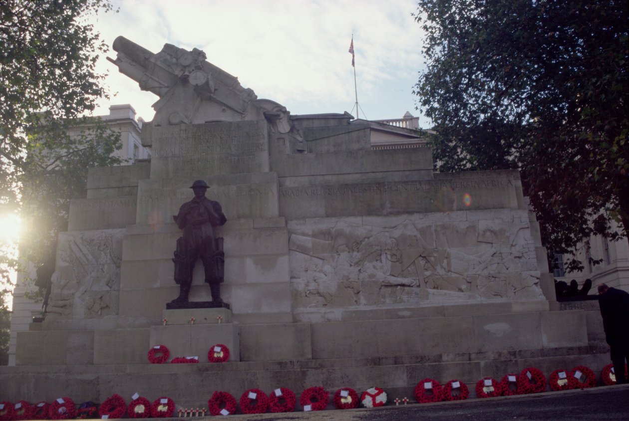 Sidevisning av Royal Artillery Memorial 1914-18, 1925 (bronse og Portland-stein) av Charles Sergeant Jagger