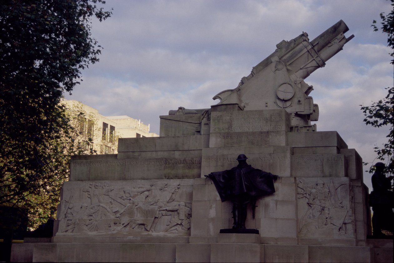 Sidevisning av Royal Artillery Memorial 1914-18, 1925 (bronse og portlandstein) av Charles Sergeant Jagger