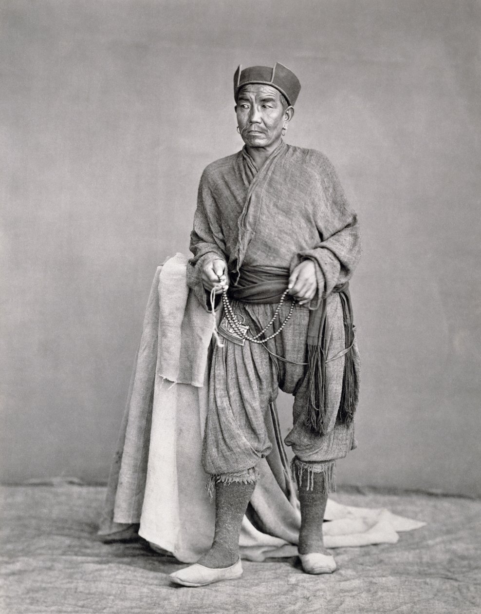Tibetan Lama, Tibet (albumen print) av Charles Shepherd
