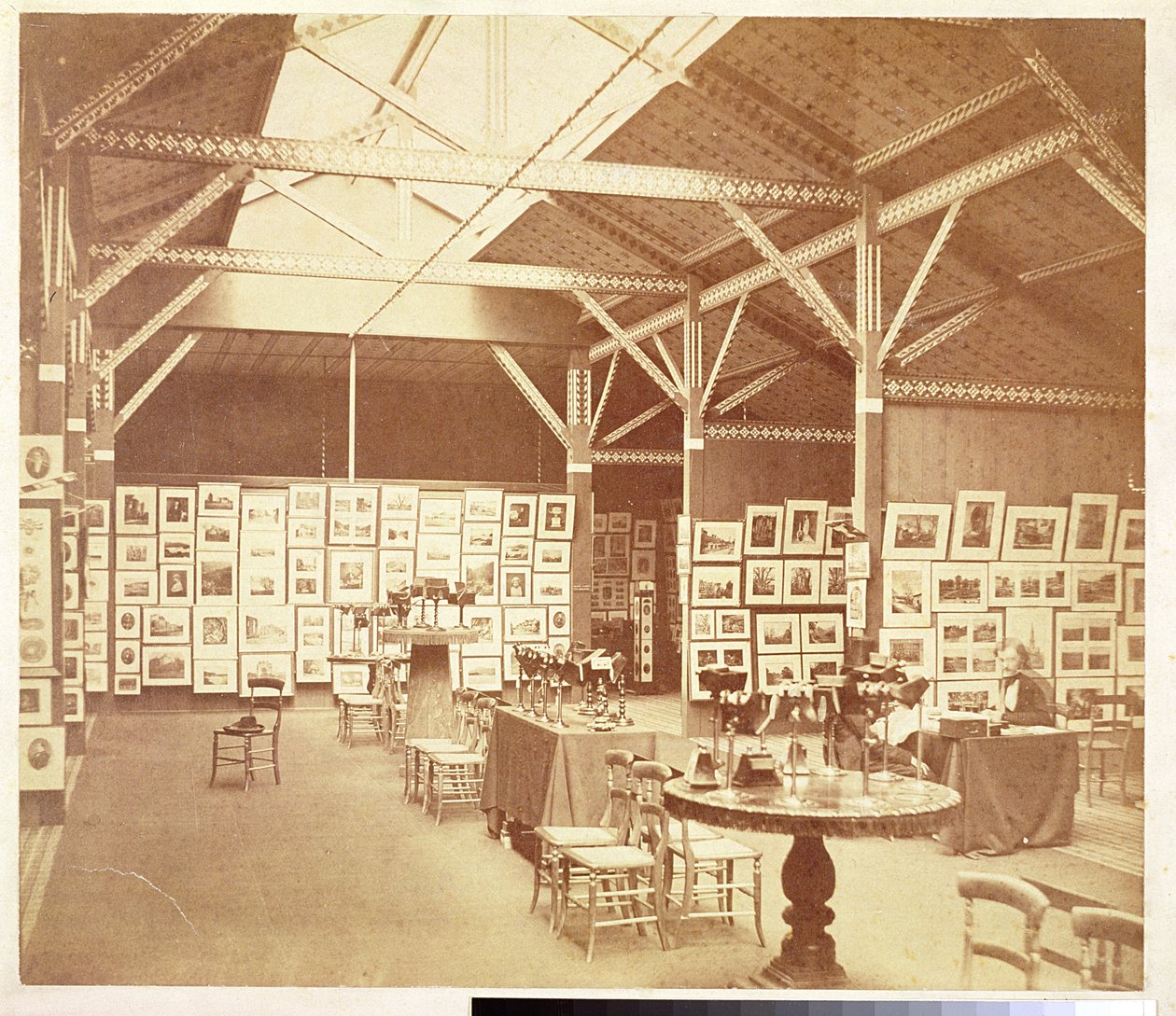 Utstilling av Photographic Society på South Kensington Museum, 1858 (bw-foto) av Charles Thurston Thompson