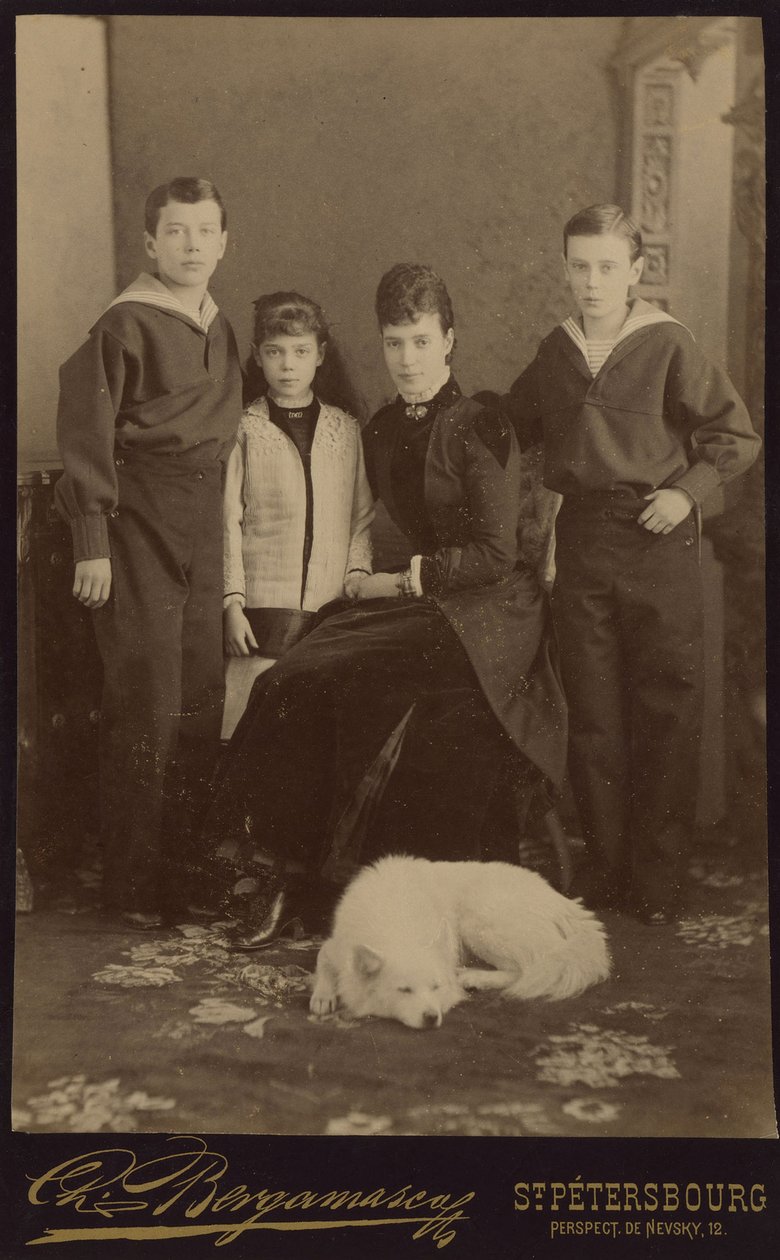 Keiserinne Maria Fyodorovna med barn, Nicholas Alexandrovich, George Alexandrovich og Xenia Alexandrovna, av Bergamasco, Charles (Karl) (1830-1896). Albumin Photo, ca. 1883. Russisk stats film- og fotoarkiv, Krasnogorsk av Charles Bergamasco