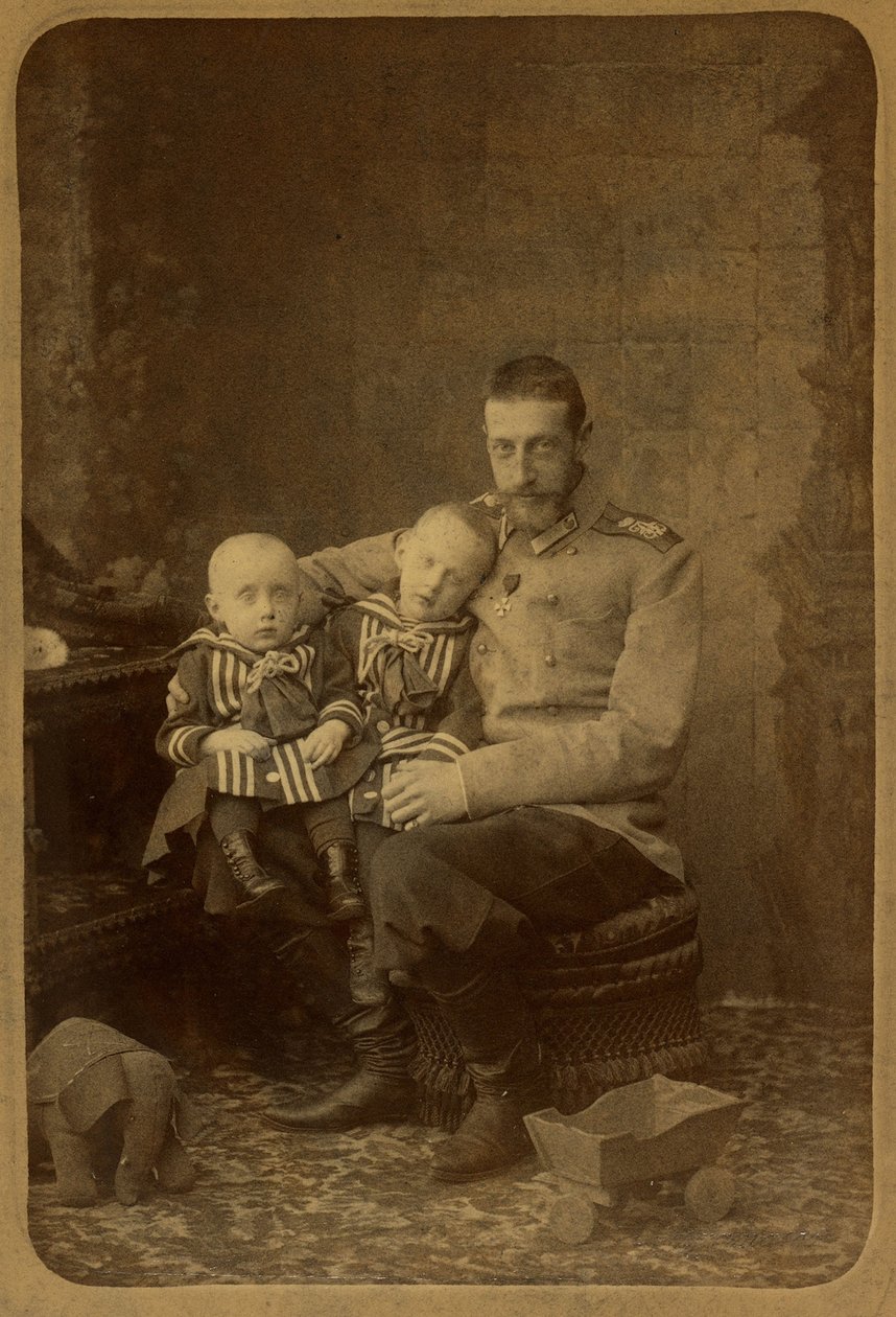 Constantin Constantinovitch de Russie avec ses fils Ioann et Gabriel - Storhertug Constantine Constantinovich av Russland med sønner, John Konstantinovich og Gabriel Konstantinovich, av Bergamasco, Charles (Karl) (1830-1896). Albumin Photo, ca. 1890. Russi av Charles Bergamasco