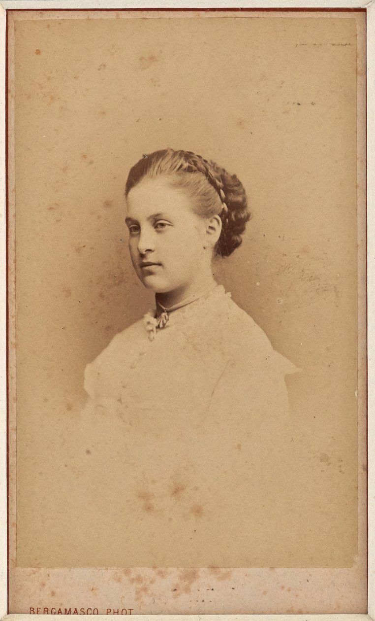Olga Constantinovna de Russie - Portrait of Grand Duchess Olga Constantinovna of Russia (1851-1926) par Bergamasco, Charles (Karl) (1830-1896). Photograph   1401364   no       norwegian Successfully Translated  Original: Romersk tyr med klokke om halsen, s av Charles Bergamasco