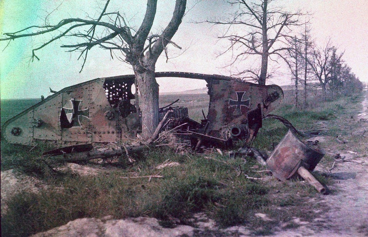 Vraket av en tysk tank, ødelagt i kamp på vestfronten, Frankrike, ca. 1914-18 (autokrom) av Charles Adrien