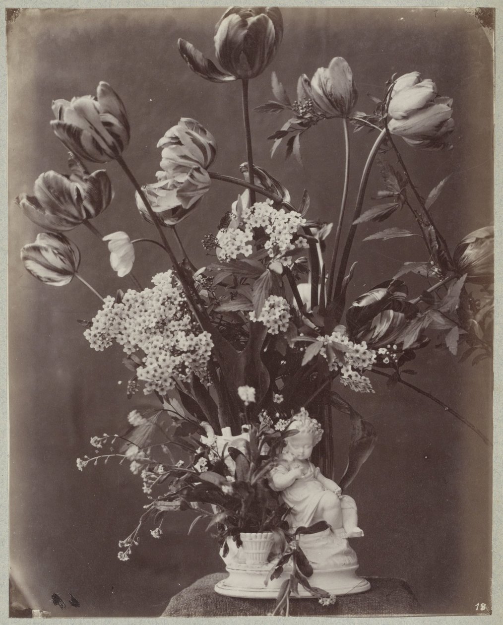 Blomsterstudie i vase med barnefigur av Charles Aubry (manner of)