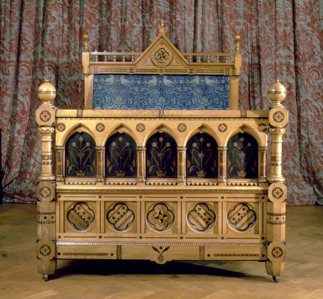 Gothic Revival Innlagt seng med polstret sengegavl, laget av Marsh & Jones, ca. 1866 (tre) av Charles Bevan