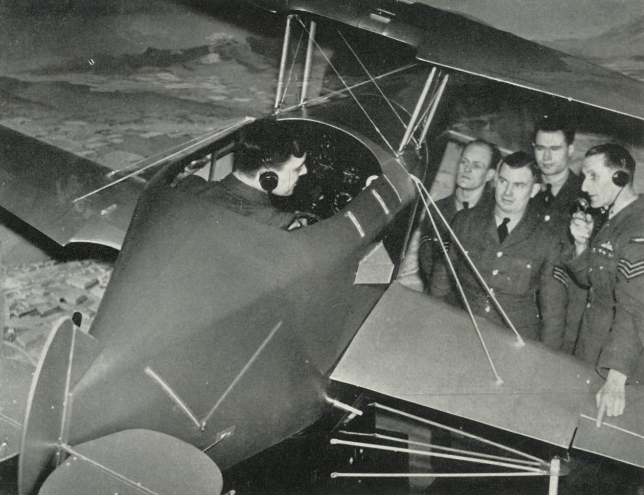 RAF-personell som lærte å fly i en flysimulator under andre verdenskrig, 1941. av Charles Brown