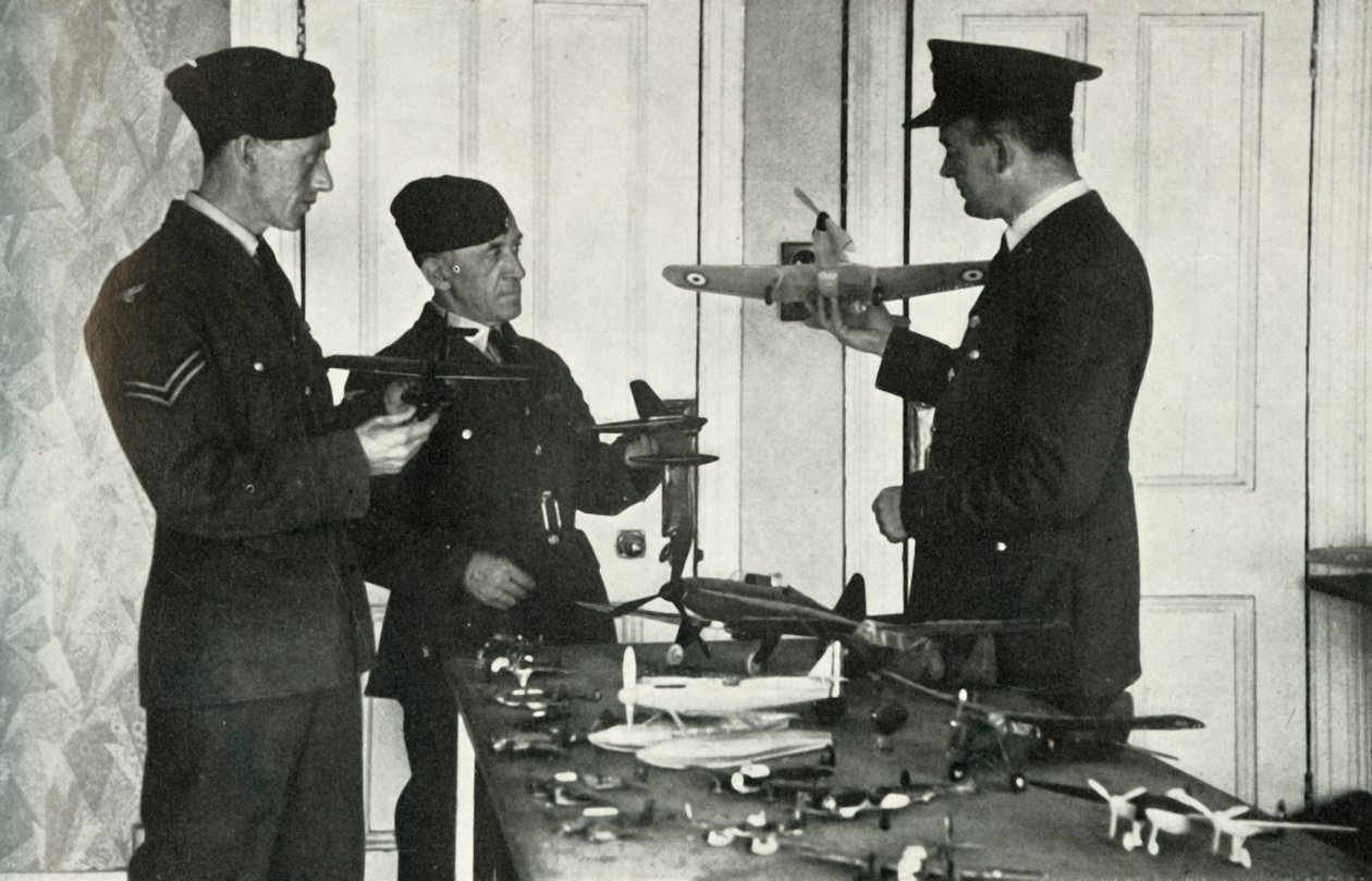RAF-personell som lærte å identifisere fly under andre verdenskrig, 1941. av Charles Brown