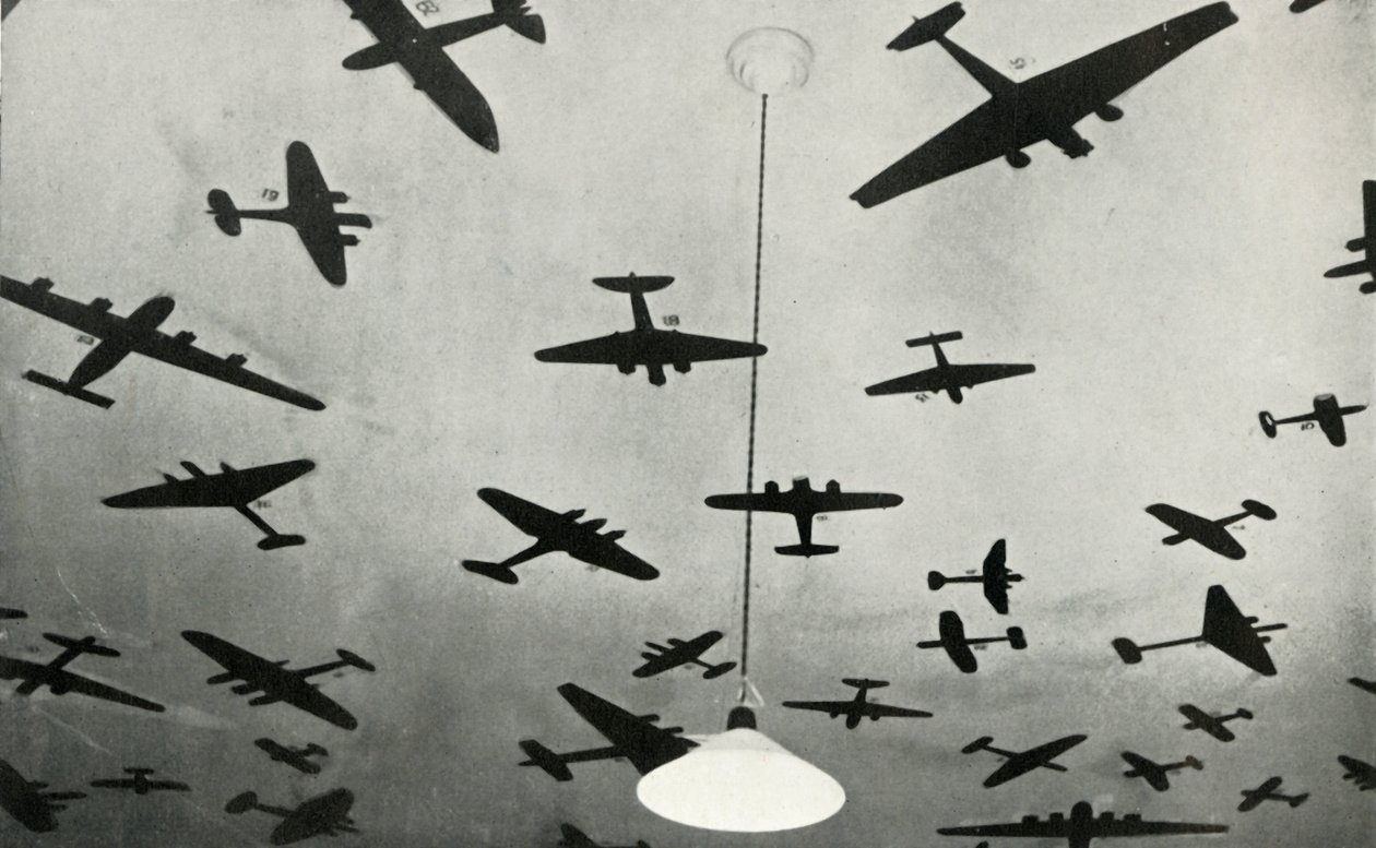 Silhuetter av militærfly ... på en RAF-treningsskole under andre verdenskrig, 1941. av Charles Brown