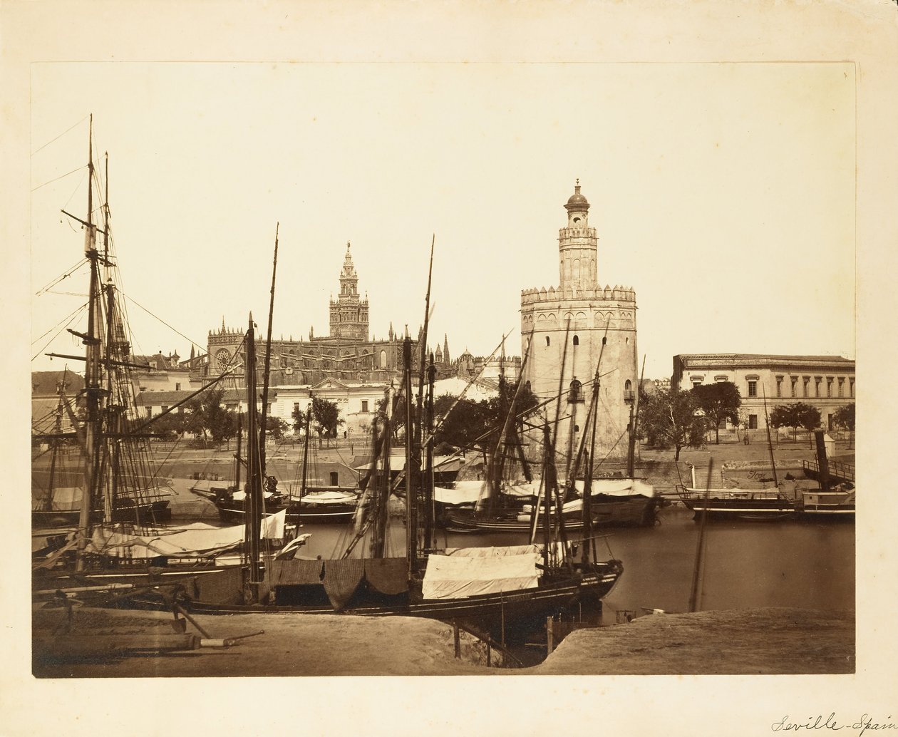 Katedralen, Torre del Oro og Guadalquivir -elven, Sevilla av Charles Clifford