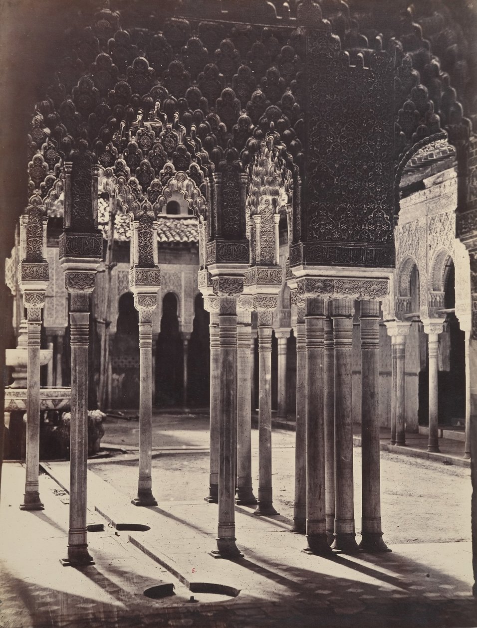 [Løvedomstolen ved Alhambra, sett fra under portikotempelet], 1862. av Charles Clifford
