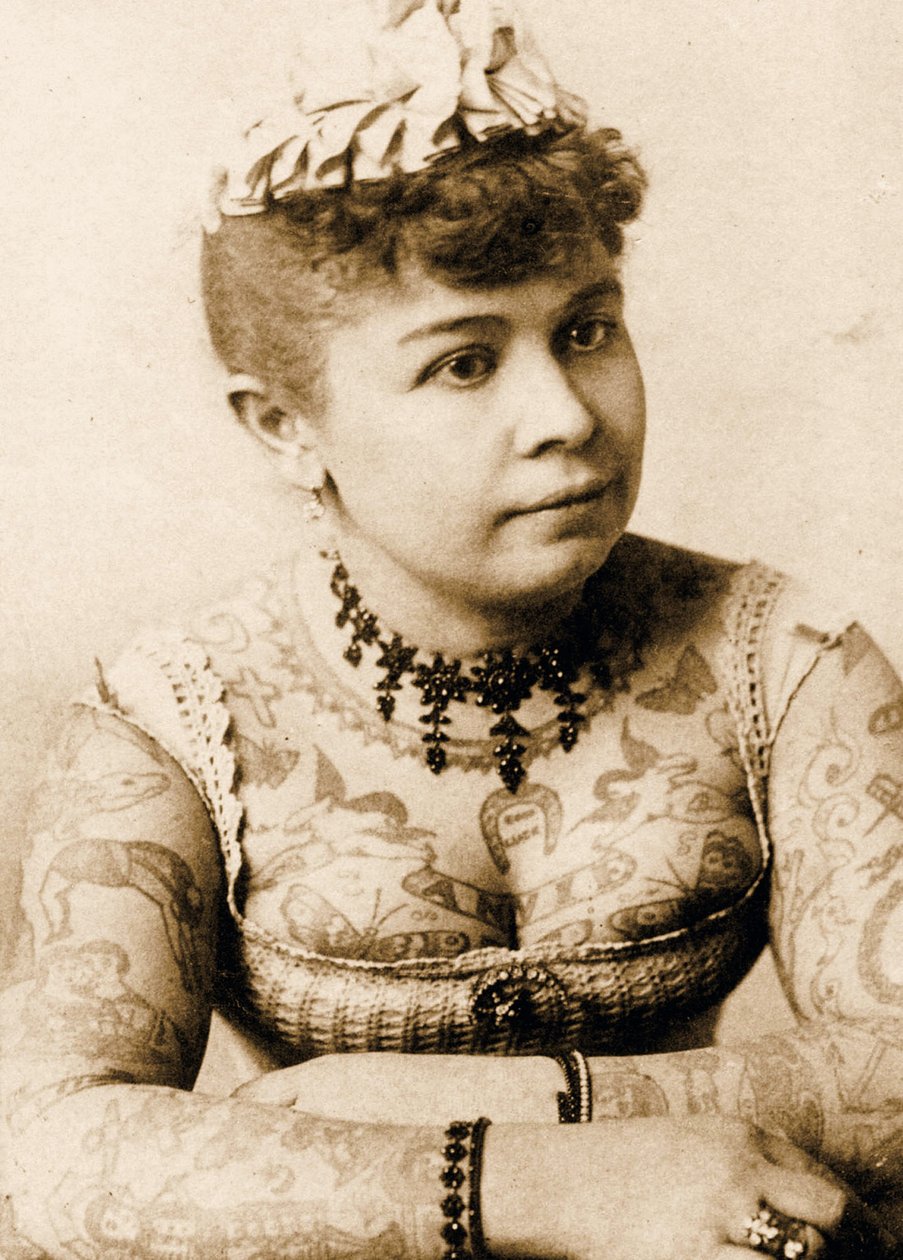 Portrett av Annie Howard den tatoverte damen, ca. 1898 (kabinettfoto) av Charles Eisenmann