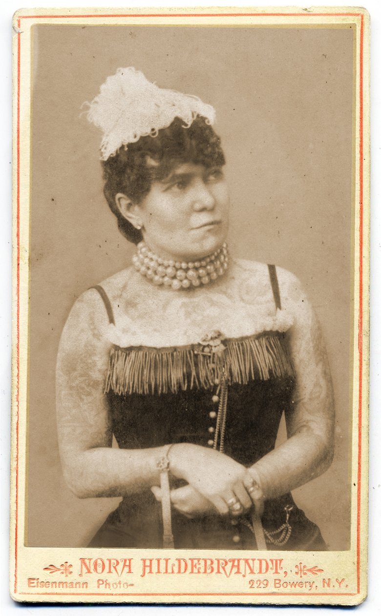 Portrett av Nora Hilderbrandt, ca. 1893 (kabinettfoto) av Charles Eisenmann