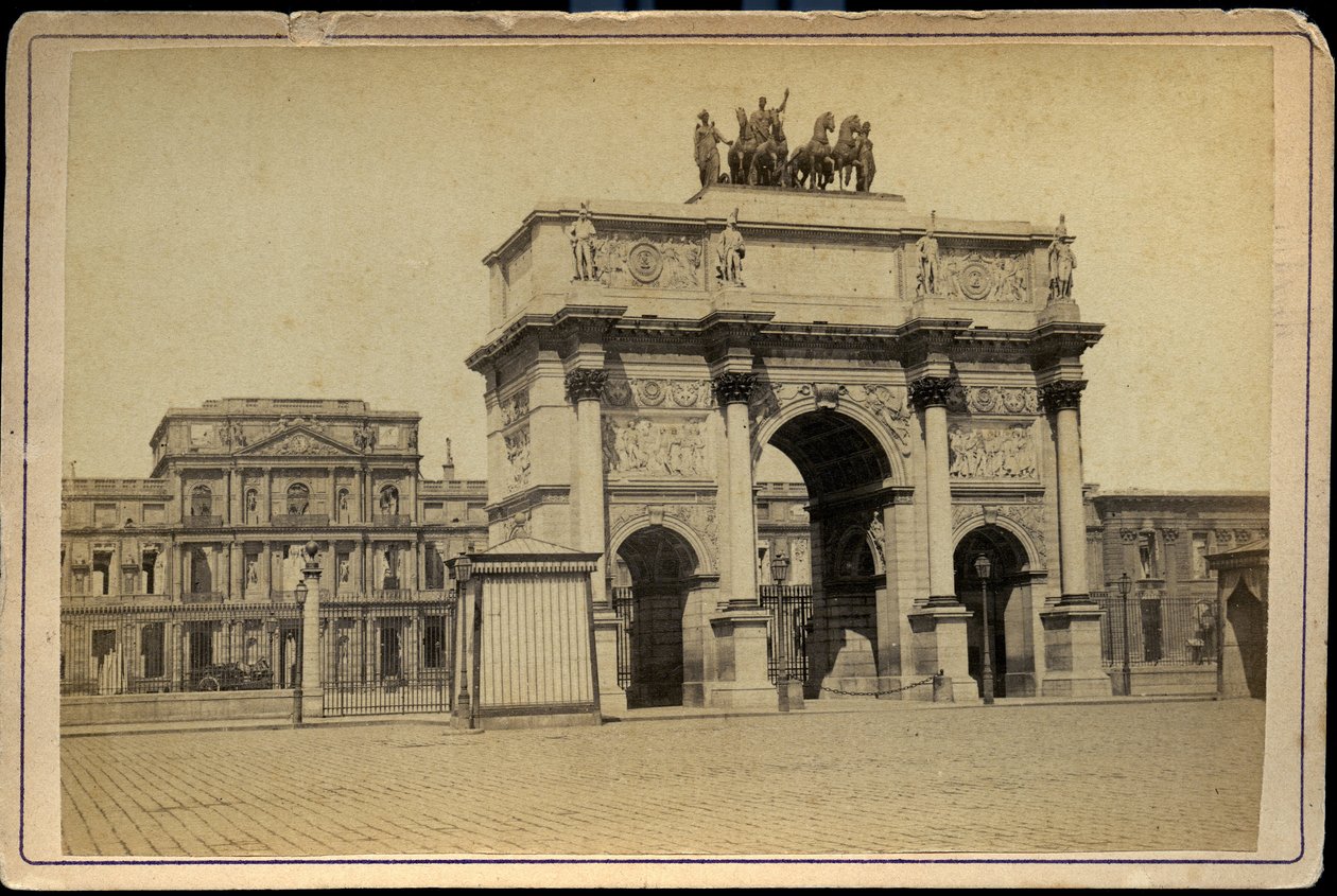 Frankrike, Ile-de-France, Paris (75): Triumfbuen du Carrousel med bygningene i ruinene av Tuileries imperiales av Charles & Fontaine Pierre (1762 1853) Percier