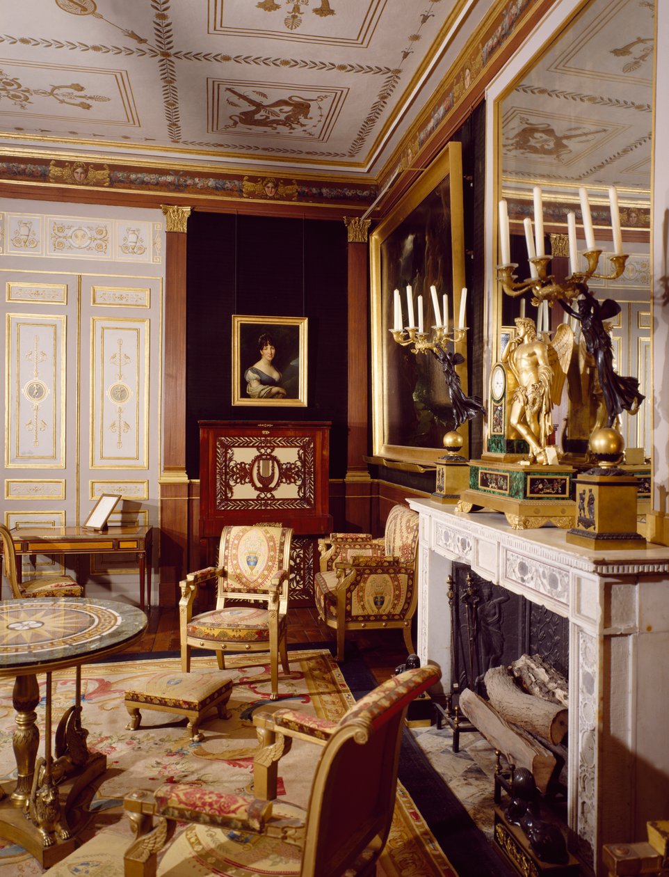 Besøkssalongen og venstreportrett av dronning Hortense, Chateau de Malmaison i Rueil-Malmaison, av arkitektene Pierre-Francois-Leonard Fontaine og Charles Percier, Frankrike av Charles and Fontaine Pierre Percier
