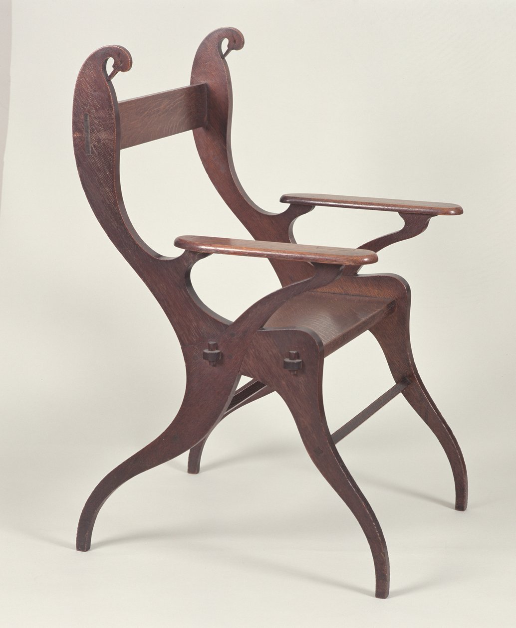Lenestol eller Svanestol designet av C.F.A. Voysey (1857-1941) i 1883-5, laget ca. 1898 (eik) av Charles Francis Annesley Voysey