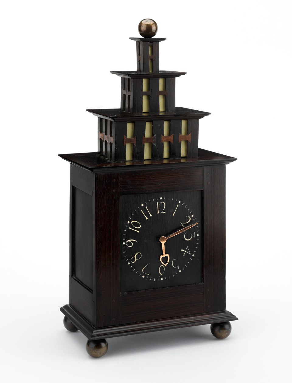 Klokke, 1903-06 (ibenholt og elfenben) av Charles Francis Annesley Voysey
